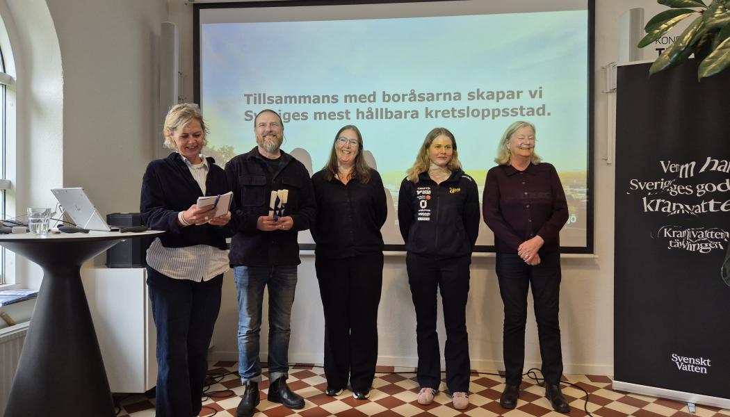 Kranvattentävlingens jury. Gunilla Hultren Karell (juryordförande), Pär Strömberg, Sara Bagge, Thilda Häll och Solveig Sommarström (kvalitetsansvarig). Foto: Borås Energi och Miljö