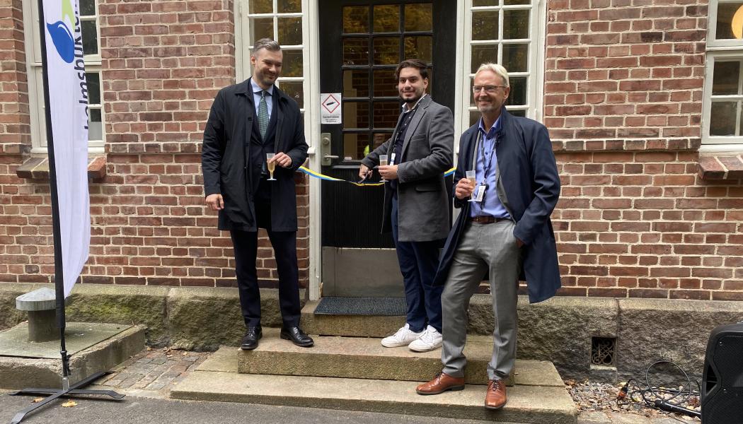 Kommunstyrelsens ordförande Stefan Pålsson, Andreas Strandberg, LBVA:s styrelseordförande och Henrik Frindberg, vd på LBVA förklarar den nya jonbytartekniken på Byaledets vattenverk i Halmstad. Foto:  Laholmsbuktens VA AB/may news desk