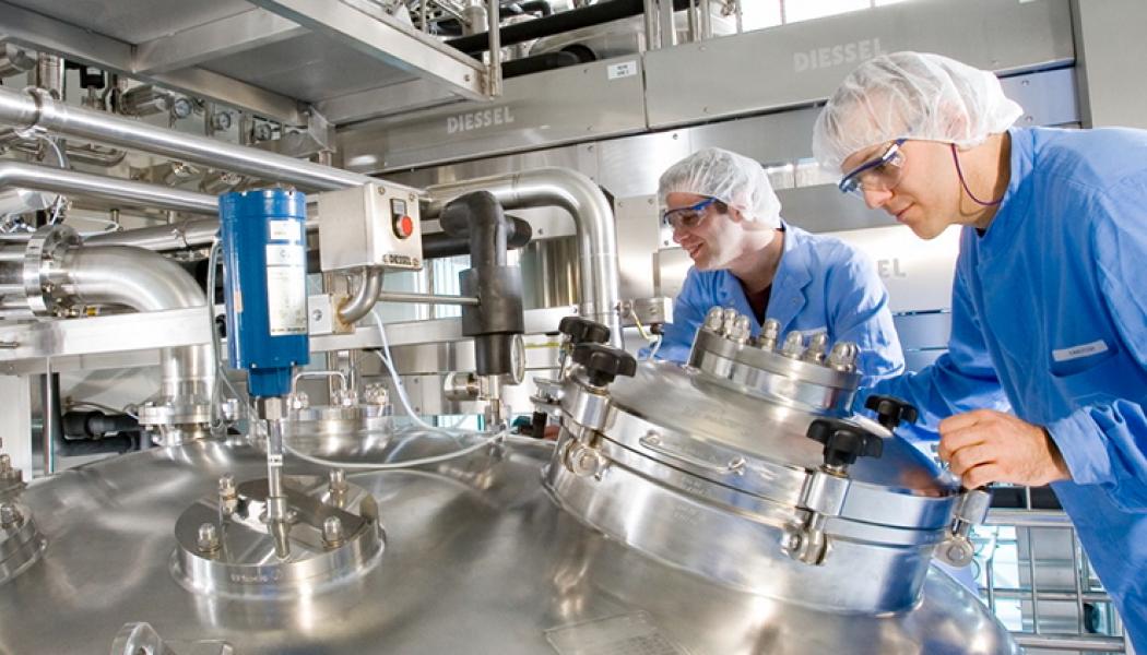 Med de nya tullarna på läkemedel, möbler och fordon fortsätter Trump sin linje att prioritera amerikansk industri framför internationell handel. Effekterna riskerar att bli omfattande för Europas läkemedelsindustri, som redan är hårt beroende av den amerikanska marknaden. Hur EU väljer att svara återstår att se – men spänningarna mellan Bryssel och Washington lär öka ytterligare. Foto: Interpharma