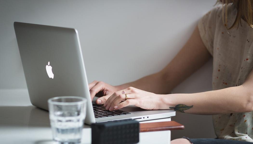Symbolbild. Apple, Laptop. Foto: Creative Commons Lic. pixabay. Kredit: StockSnap