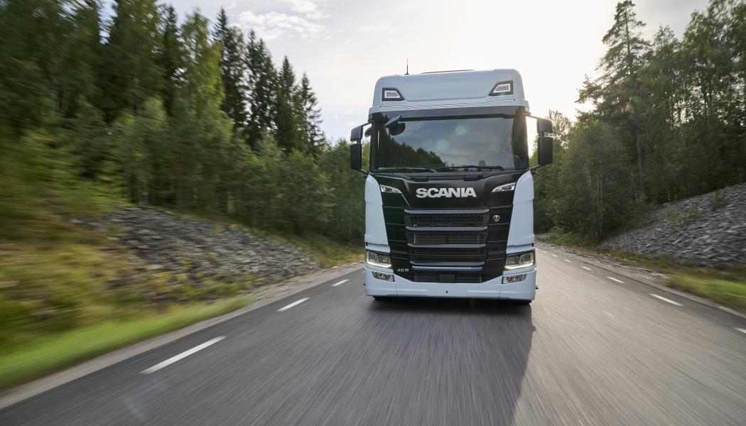 En majoritet av Södras interna truckflotta har ersatts med nästa generations eltruckar. Mellan 2025 och 2027 testar koncernen en eldriven flislastbil i syfte att skapa en plan för en storskalig elektrifiering av koncernens fordonsflotta.
Foto: Södra
