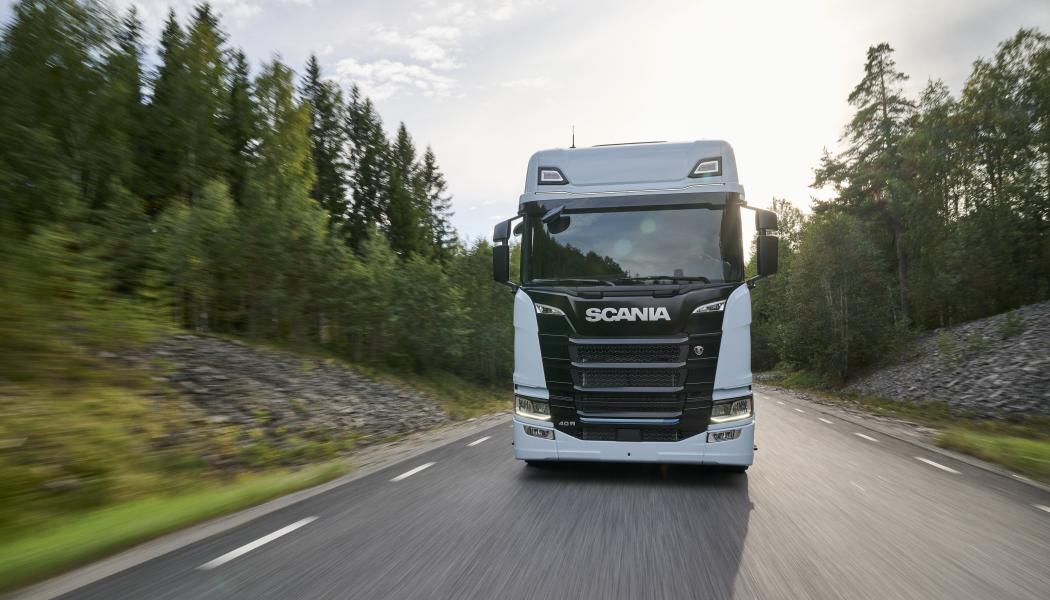 En majoritet av Södras interna truckflotta har ersatts med nästa generations eltruckar. Mellan 2025 och 2027 testar koncernen en eldriven flislastbil i syfte att skapa en plan för en storskalig elektrifiering av koncernens fordonsflotta.
Foto: Södra
