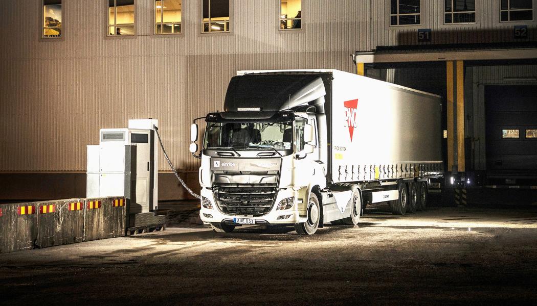 En ellastbil står och laddar vid en högeffektsladdare från ABB utanför ett av industrigrossisten Ahlsells lager. När elektrifieringen av godstrafiken nu tar fart på allvar krävs kraftfulla och pålitliga laddare och fördelningscentraler. Foto: Niclas Kindahl