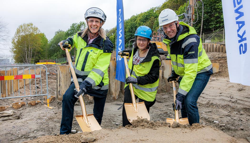 Nyligen  togs första spadtaget för nya avloppsledningar mellan Lackarebäck och Lana. Från vänster Gryaabs vd Anna Lanne Davidson, Gryaabs styrelseordförande Clauida Nistor Pedrini och Skanskas distriktschef Andreas Aronsson. Foto: Emelie Asplund/Gryab