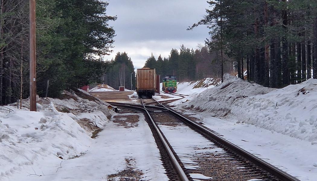 Järnvägsterminalen i Malungsfors i Dalarna sett från Råbergsvägen. Foto: Leojth/Wikimedia Commons/https://commons.wikimedia.org/wiki/File:J%C3%A4rnv%C3%A4gsterminalen_i_Malungsfors_20240330.jpg