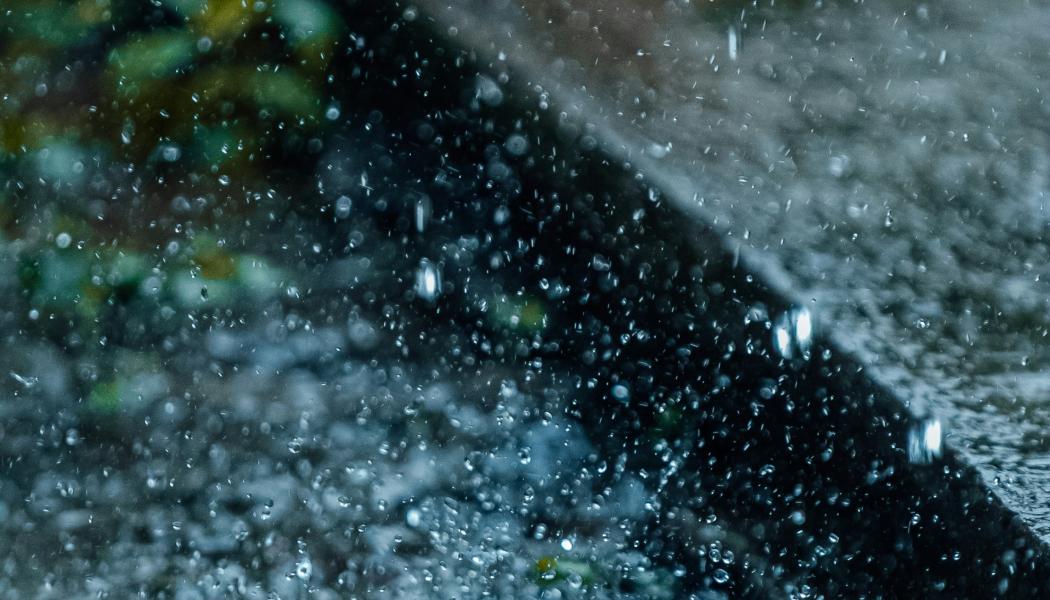 Dagvatten från regn ställer krav på effektiv rening och övervakning i urbana miljöer. Foto: frame harirak/Unsplash