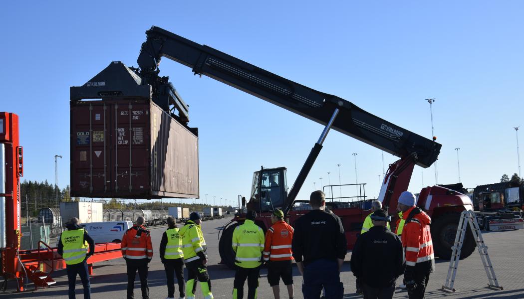 – Det här kapar ledtiderna enormt och hanteringen blir mycket enklare när man bara behöver hantera godset en gång, inte två eller tre, kommenterar Erik Lögdström, platschef på Sandahls som ska drifta plattan. Foto Ulrika Andersson och Anna-Clara Fridén