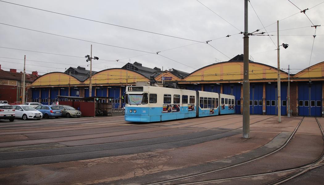 Spårvagn M31 335 utanför Vagnhallen Majorna. Foto: Andrzej Otrębski/Wikimedia Commons/https://commons.wikimedia.org/wiki/File:Goteborg_zajezdnia_Majorna_2.jpg