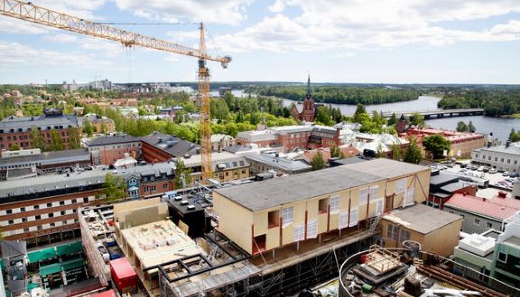Utsläppen från byggfasen i Sverige har inte förändrats nämnvärt sedan 1990‑talet, samtidigt finns både teknik och verktyg för att bygga med lägre klimatpåverkan. Foto: Martinsons / Malin Grönborg