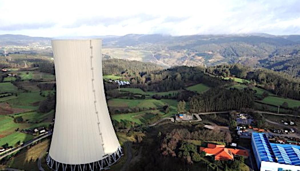 Det planerade vätgasprojektet i Meirama skulle byggas på platsen för ett nedlagt kolkraftverk i nordvästra Spanien. Nu har projektet stoppats och kyltornet i bilden har nedmonterats. Foto: Naturgy