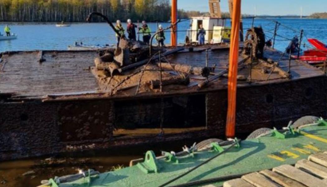 En rostig Munksund 5 bärgades upp från botten av Piteälven där fartyget legat i närmare 60 år. Foto: Piteå kommun