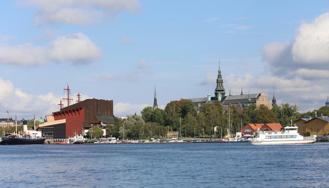 Bilden visar Djurgården i Stockholm med två välkända museibyggnader: Till vänster syns det röda Vasamuseet, som är Sveriges mest besökta museum. Till höger syns Nordiska museet med sitt karakteristiska torn. Foto: Christer Lässman/Unsplash