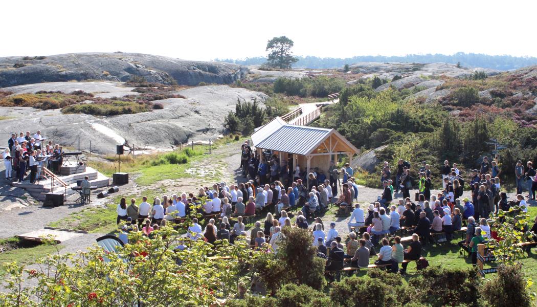 Invigningsceremonin på ängen. Foto: Länsstyrelsen Stockholm