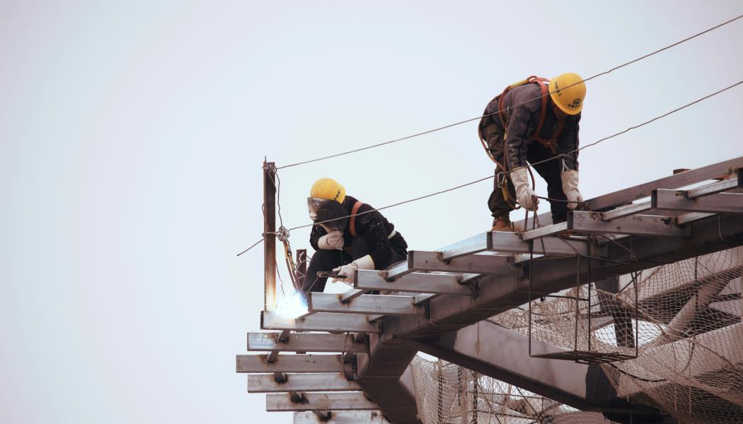 Byggverksamhet är den bransch som haft flest dödsolyckor under tioårsperioden, följt av transport och magasinering. Foto: Eric Wang/Unsplash