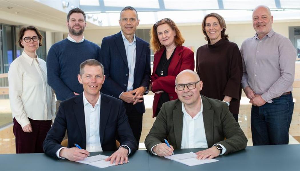 Region Norrbotten och NCC skriver kontrakt för Kirunas nya sjukhus. Kristina Åkerlund NCC, Lukas Bergner Region Norrbotten, Piero Sannicolo NCC, Kataring ringstedt och Åsa Lekvall Region Norrbotten, Michael Gustafsson NCC.
Tobias Holmqvist, NCC och Unto Järvirova, Region Norrbotten. Pressbild: NCC