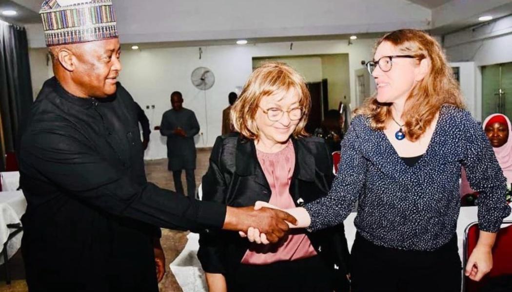 Nigerianska kärnkraftsmyndigheten välkomnar EU-experter för att granska dokumentationen för det integrerade ledningssystemet. Den nigerianska kärnkraftsmyndigheten (NNRA) i samarbete med EU-experter anordnade ett fem dagar långt arbetsmöte för att granska och slutföra dokumentationen för sitt integrerade ledningssystem (IMS). Mötet ägde rum nyligen i Abuja, Nigeria. Generaldirektören och VD:e för NNRA, Dr Yau Idris, välkomnade EU-experterna, Ms. Darja Slokan Dusic och Ms. Vesna Logar-Zorn, och uttryckte förtroende för deras stora erfarenhet. Experterna hjälpte NNRA att granska och utveckla nödvändig IMS-dokumentation, vilket stärker NNRA
regleringsramverk. Foto: NNRA