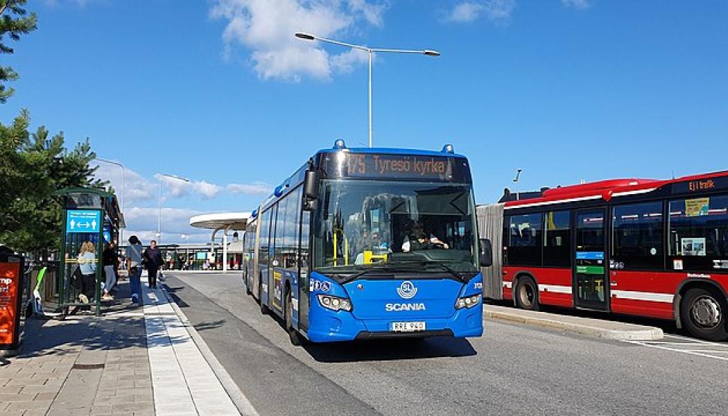Busslinje 875 vid Gullmarsplan, Stockholm Foto: Wikimedia Commons
