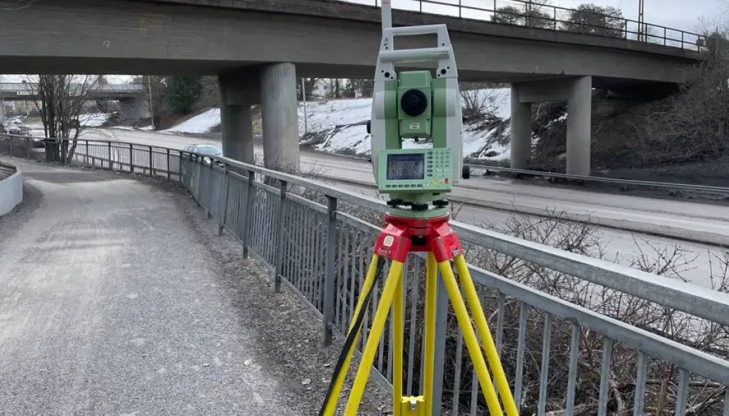 Millimeterprecision när Norrbotniabanan förbereds i Sävar. Foto; Trafikverket