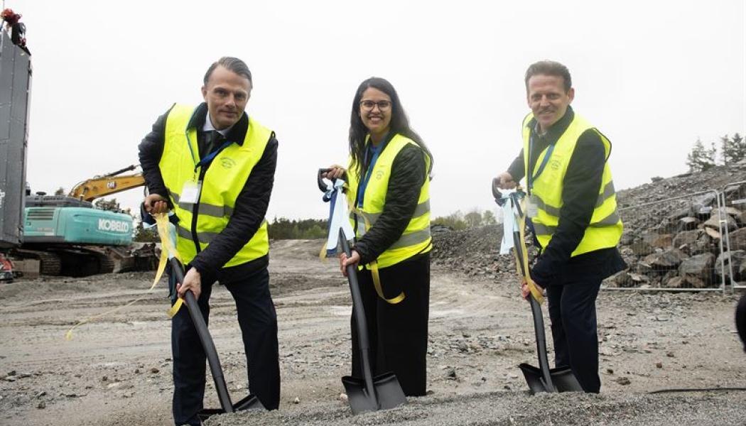 Första spadtaget. Foto: Rikkard Häggbom