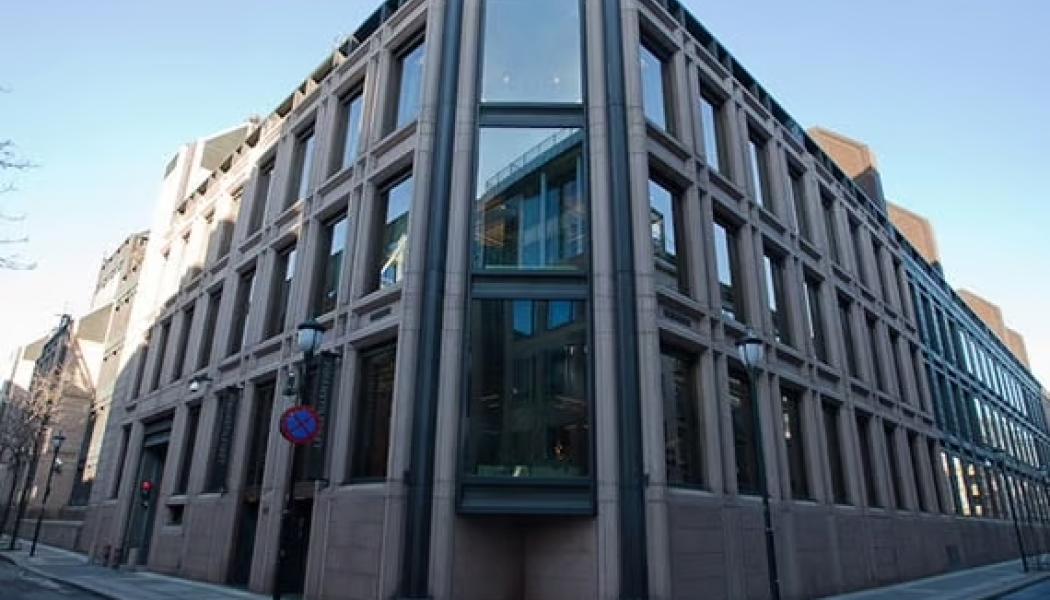 Norska Oljefondens syfte är att säkerställa långsiktig förvaltning av intäkterna från Norges olje- och gasresurser. Dess uppdrag är att förvalta tillgångarna och uppnå högsta möjliga avkastning, så att förmögenheten kommer både nuvarande och framtida generationer till del. Foto: Norska Oljefonden eller The Government Pension Fund Global på engelska.