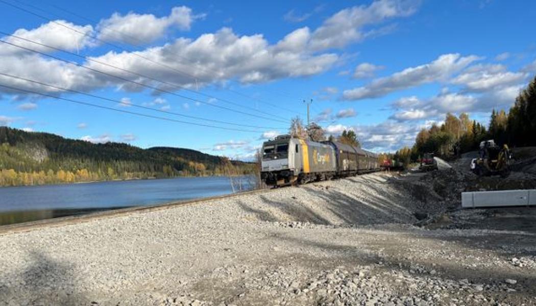 Första tåget passerar Skorped efter urspårningen och återställningsarbetet Foto: Johan Zakrisson, Trafikverket