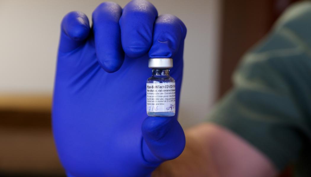 Socialstyrelsen får uppdrag om lagerhållning av sjukvårdsprodukter. Pfizers coronavaccin i bild. Foto: jesse-paul/Unsplash
