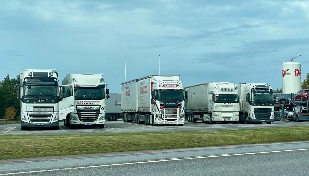 Lastbilar uppställda vid en terminal längs en svensk transportled. Mobil teknik får en allt viktigare roll i att minska driftstopp och effektivisera logistikflöden. Foto: Stina Wickenberg
