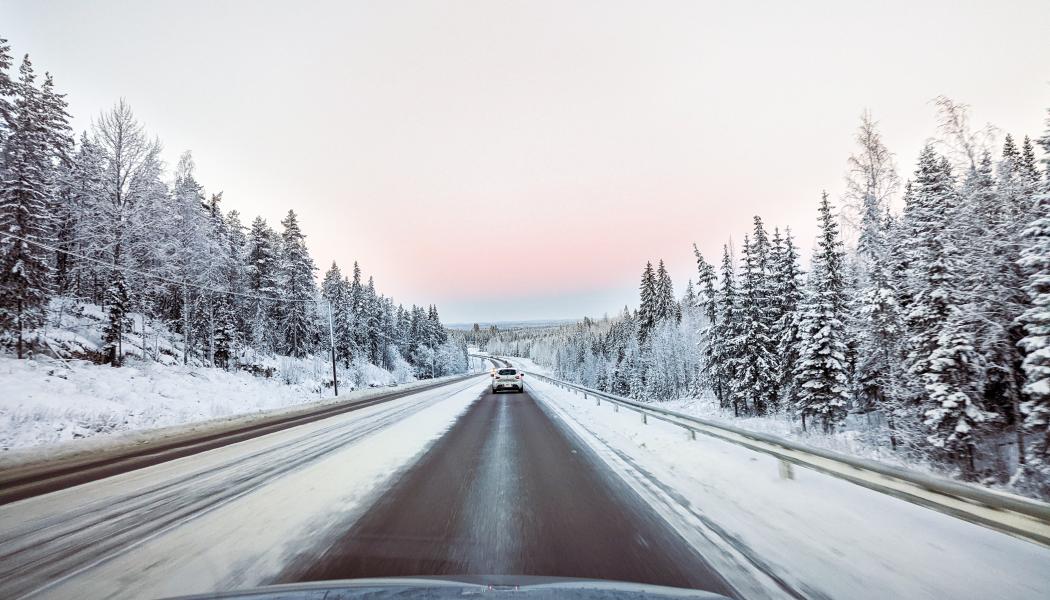 Reformen är en del av Sveriges genomförande av EU sociala klimatfond och syftar till att minska utsläppen från transportsektorn samtidigt som omställningen blir mer rättvis mellan olika delar av landet. Foto: shashidhar unsplash