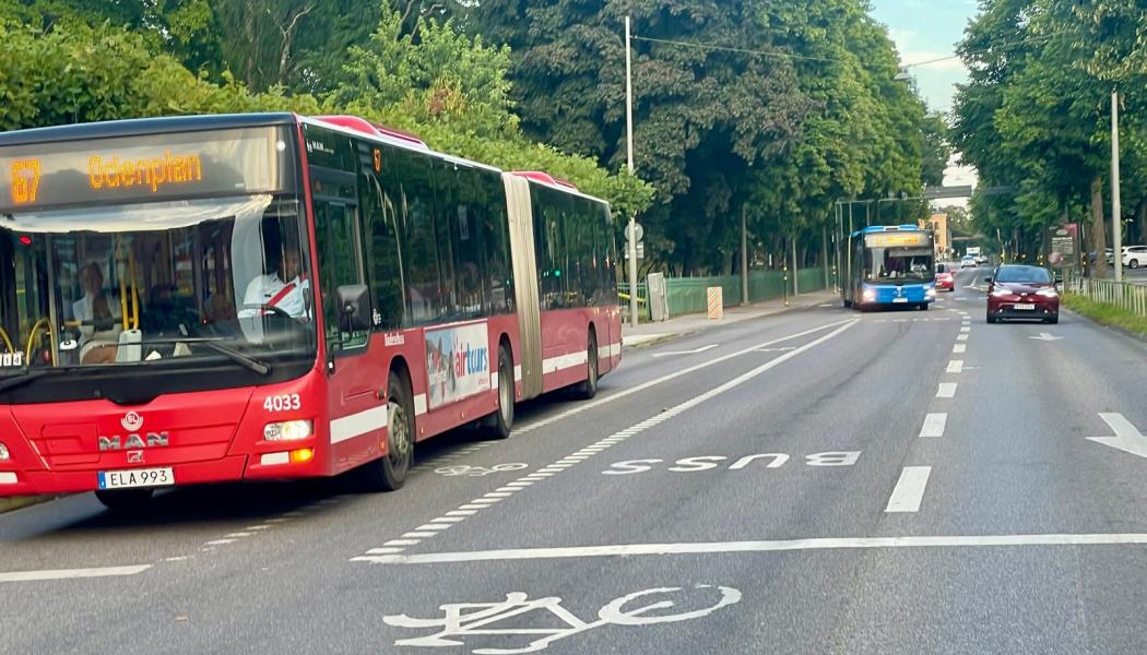 Bussförarna arbetar oftast ensamma, under alla tider på dygnet och har kontakt med en heterogen grupp resenärer i olika miljöer. Bussar på Valhallavägen i Stockholm. Foto: Stina Wickenberg