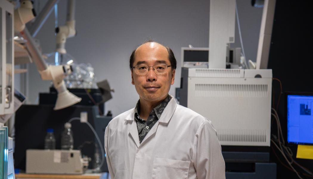 Leo Yeung, forskare i kemi vid Örebro universitet. Foto: Maja Eriksson, Örebro universitet