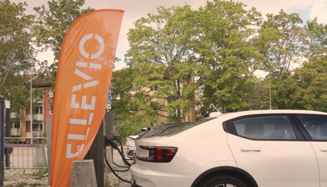 Elbil vid en laddstation. Foto: Ellevio