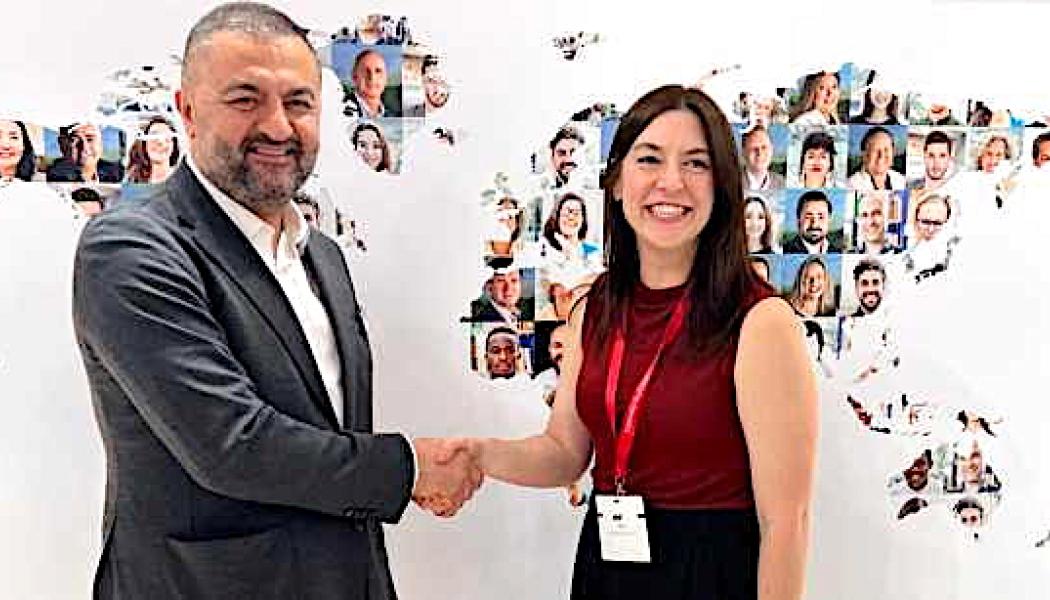 Aytekin Saray, verkställande direktör för Global GSA Group (t.v.), och Mallory Logan, global försäljnings- och kundchef hos Qantas Freight, undertecknade det treåriga avtalet som utser Global GSA Group till Qantas Freights GSA i Europa. Foto: GSA Group