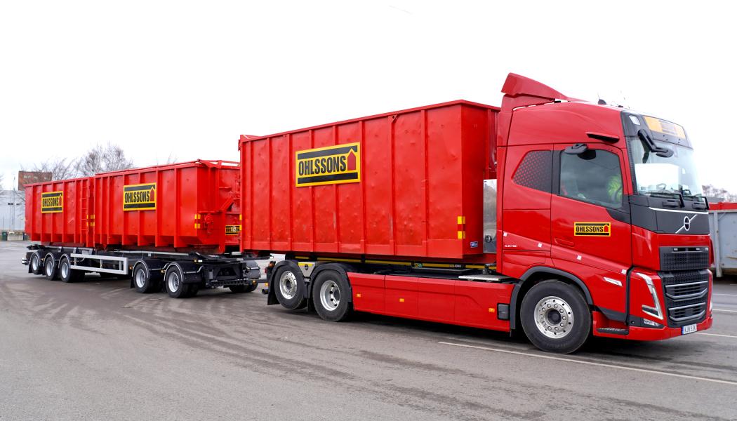 Företagets senaste tillskott till fordonsflottan, en eldriven Volvo FH Electric. Foto: Ohlssons 