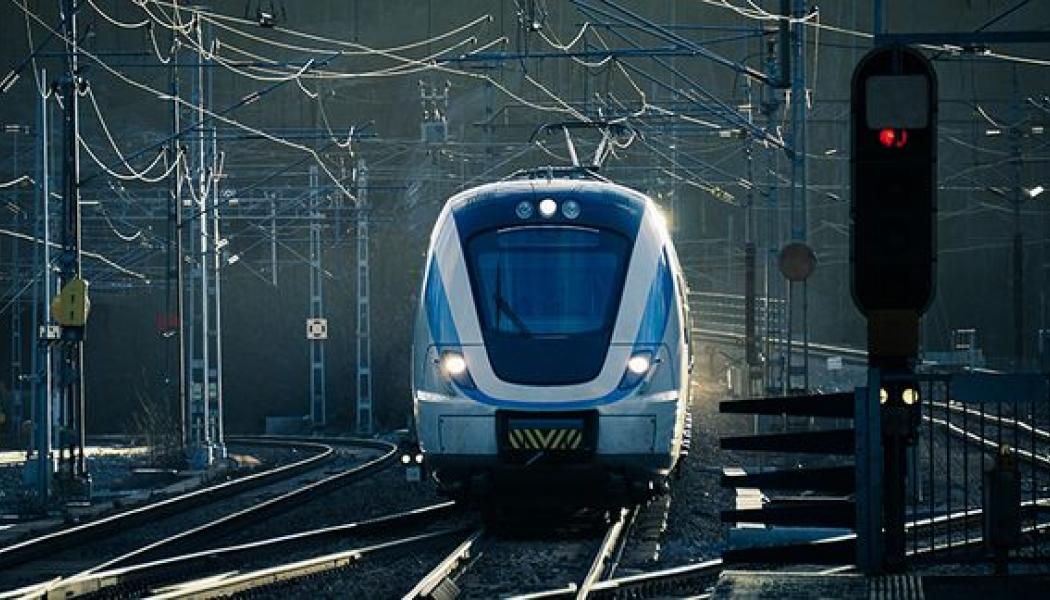 Transportstyrelsens årliga säkerhetsrapport redogör för nivån och utvecklingen av säkerheten på svensk järnväg. Foto: Adobe Stock