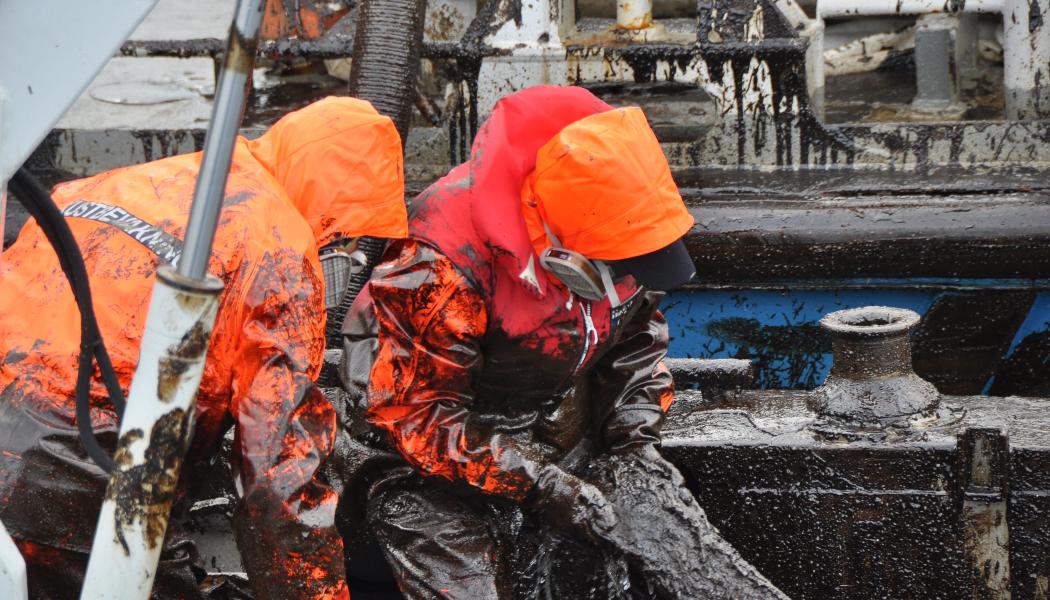 Oljebekämpning i samband med utsläpp på Tjörn. Foto: Kustbevakningen