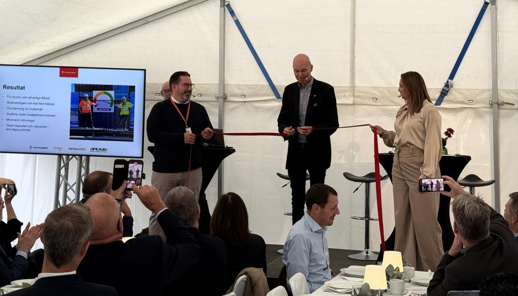 Jörgen Einarsson Regional Direktör, Trafikverket klipper band under invigningen av Olskroken planskildhet tillsammans med Mattias Emanuelsson entreprenadchef på Peab och Jenny Skogberg som är projektledare Olskroken Planskildhet, Trafikverket. Foto: Peab