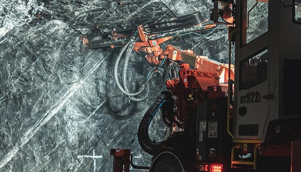 Borrning i Orivesigruvan. Fallet i Orivesi är ovanligt eftersom det rör långvarig dumpning av avfall i gruvmiljö. Juridiskt är det fortfarande oklart hur preskription ska tillämpas vid denna typ av miljöbrott, vilket gör ärendet potentiellt vägledande för framtida domar. Foto: Dragon Mining
