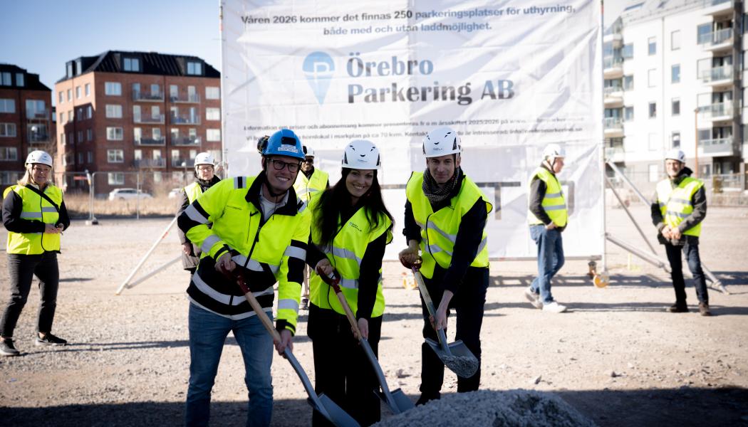 Första spadtaget för parkeringshuset Autogyron 3 i stadsdelen Södra Ladugårdsängen i Örebro. Pressbild: Consto