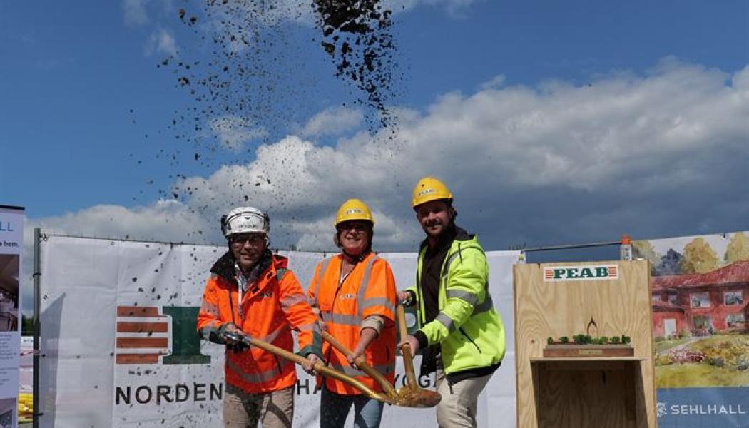 Peab, Falu kommun och Sehlhall Fastigheter tog den 22 maj det första spadtaget för ett nytt äldreboende i Främby i Falun. Pressbild: Peab