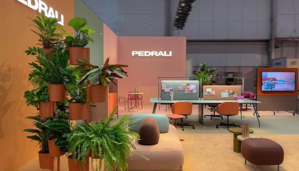  Den 5–6 november 2025 visade Pedrali sina senaste kollektioner på monter B11 – hall 5, inom RAI Amsterdam, i Zuidas-distriktet. Pressbild: Pedrali