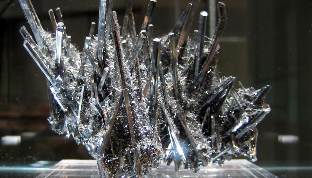 Antimon används ibland annat flamskyddsmedel, blybatterier och halvledare och men också i en rad försvarstekniker, inklusive ammunition och infraröda sensorer. Photo: pepperedjane/Wikimedia Commons