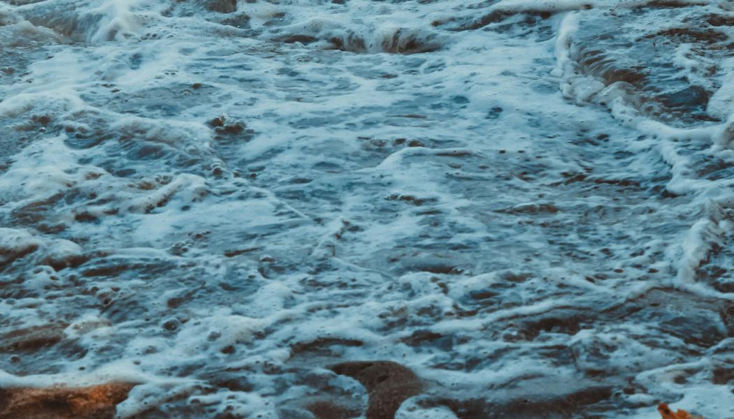 PFAS och andra kemikalier kan spridas till vattenmiljöer och byggas upp över tid, vilket hotar både ekosystem och dricksvatten. Foto: Stupidmen City/Unsplash