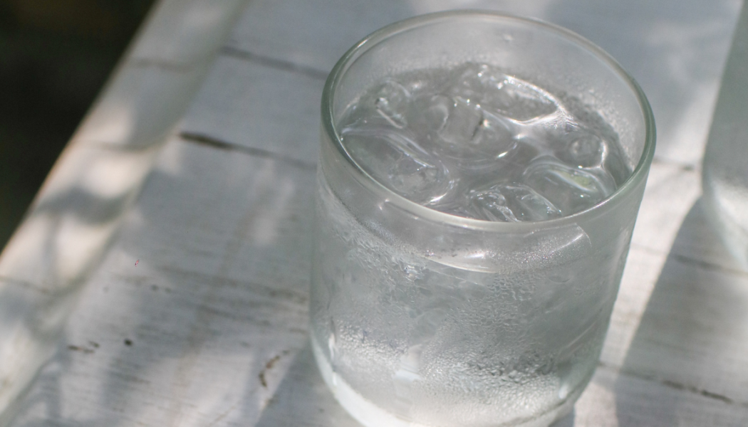 PFAS syns inte – men de stannar kvar. De bryts inte ner i naturen, sprids via vatten och kan ansamlas i människor och miljö under lång tid. Det är därför EU nu agerar. Foto: SamCert