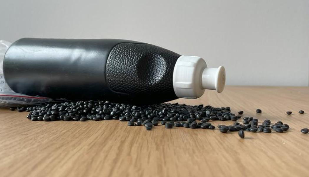 En enda pellet av återvunnen plast kan innehålla över 80 olika kemikalier. Foto: Olof Lönnehed