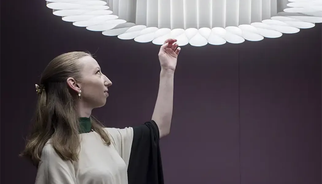 Felicia Arvid har en bakgrund som skräddare, kombinerat med en examen i arkitektur, vilket har influerat hennes konstnärliga riktning. 
 Foto: Salone del Mobile, Milano