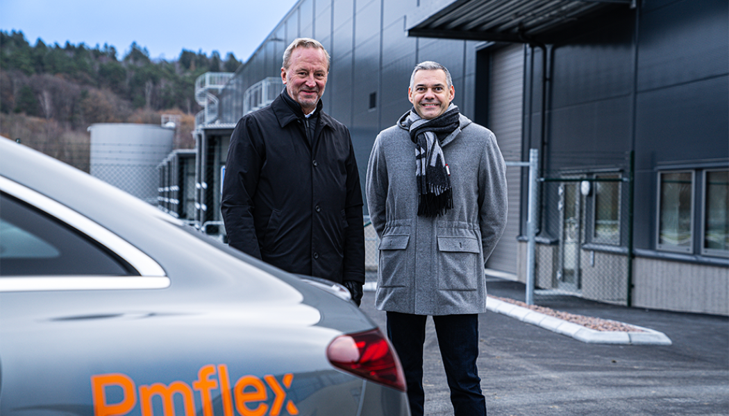 Nycklar till anläggningen överlämnades från fastighetsägaren Barings till Frédéric Soler, Managing Director Pmflex Group och Leif Hallén, Managing Director Pmflex Group Northern Europe AB. Foto: Pmflex