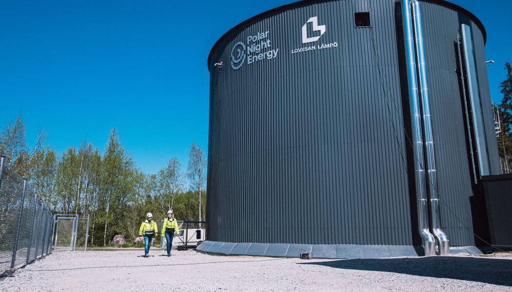 Nyligen togs världens största sandbatteri i drift, vilket innebär att energibolaget Loviisan Lämpö Oy:s flisvärmeverk nu blir en reservanläggning. Det nya värmelagret med en kapacitet på 100 megawattimmar är nu huvudproduktionsenhet i Botgnäs fjärrvärmenät.

Källa: Polar Night Energy