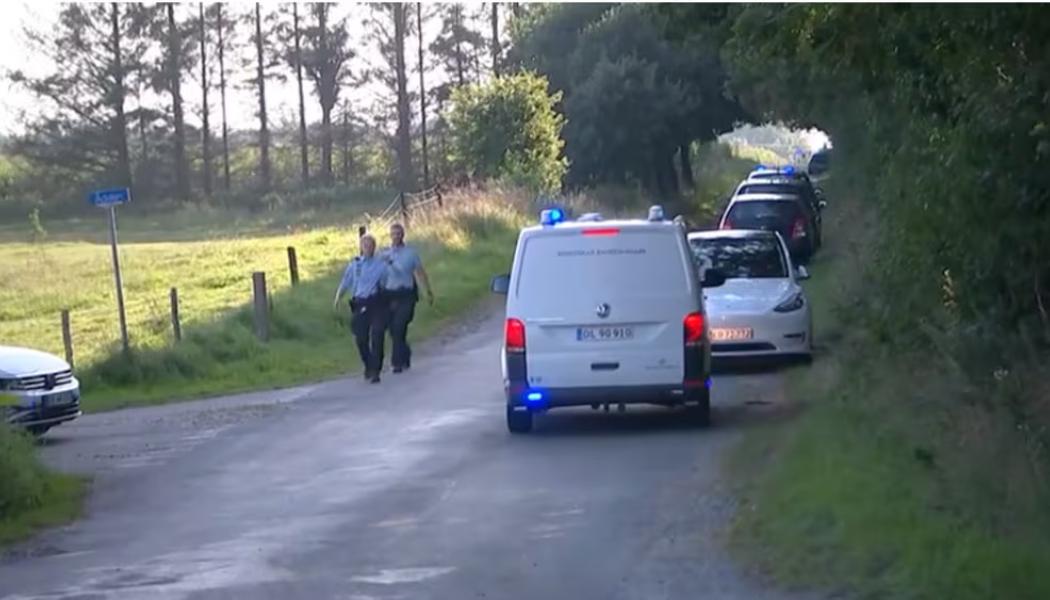 Poliser skyndar till ett tåg som har spårat ur mellan Tinglev och Kliplev på Jylland i Danmark på grund av en kollision. Foto: DR