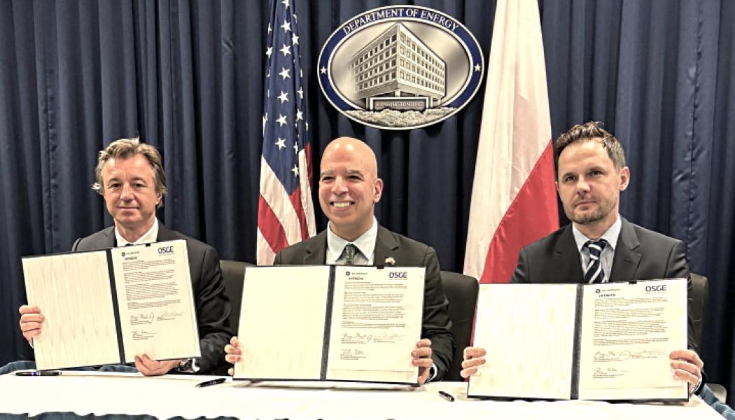 Det så kallade Poland Generic Design Agreement undertecknades vid en ceremoni i Washington, D.C., på det amerikanska energidepartementet. Närvarande var bland andra USA:s biträdande energiminister James Danly, Polens energiminister Miłosz Motyka samt viceenergiminister Wojciech Wrochna, tillsammans med representanter för bolagen. Foto: OSGE