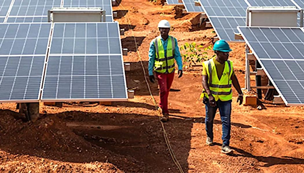 I soliga Afrika är kalkylen särskilt komplex. Kontinenten har ett stort behov av investeringar i energisektorn, men många afrikanska ledare vill undvika att upprepa tidigare utvecklingsmodeller där råvaror exploateras och exporteras, medan det lokala värdeskapandet uteblir. Foto: World Bank